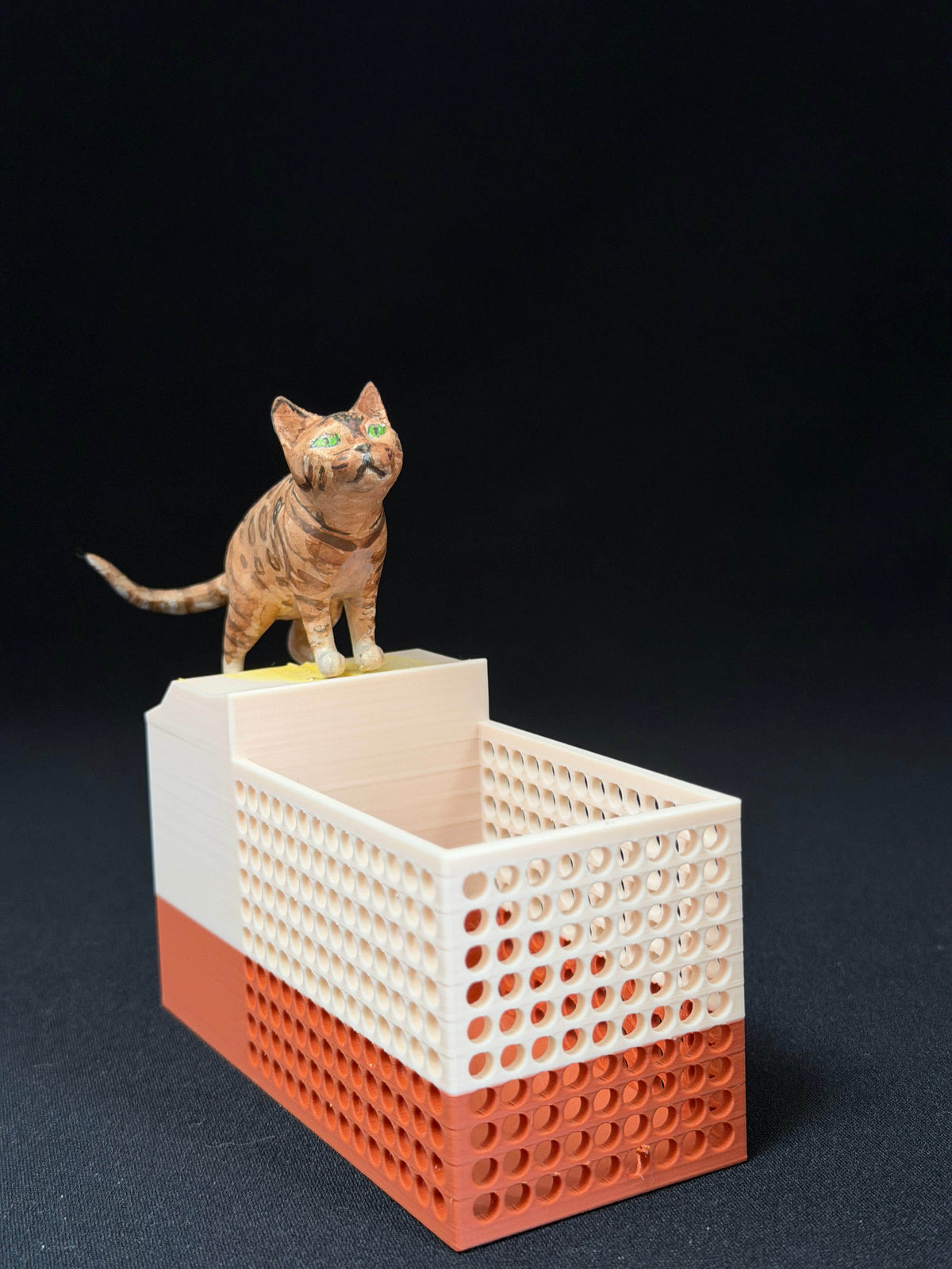 デスクで見守る猫のペンスタンド（卓上ペンホルダー / 小物入れ）